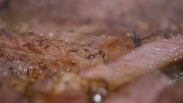 Carne Res Cocinando Deliciosa Comida Jugosa Macro Footage Close Slow — Vídeos de Stock