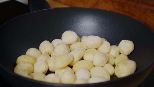 Tinerii Cartofi Gătesc Pan Prăjirea Cartofilor Proaspeți Slow Motion — Videoclip de stoc