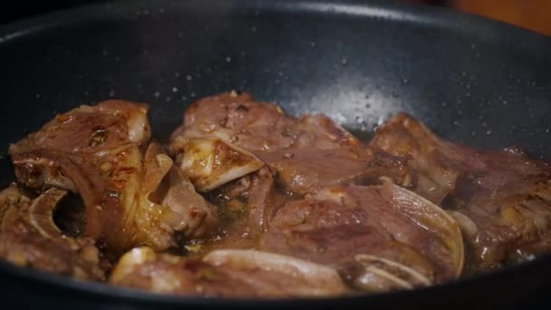 Sluiten Tasty Meat Frying Eet Lamsschotel Slow Motion Macro Beelden — Stockvideo