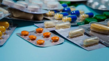 Hasta Hasta Hap alıyor. Mavi Masa 'daki su toplayıcı paketleri masaya koyun.