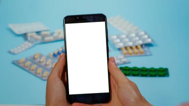 Chroma Key ekran akıllı telefon kullanan hasta eli. Phramaceutical kullanım. - Uyuşturucu. Haplar. Prospectus. Mockup ile Akıllı Telefon, Yeşil Ekran Tıbbi Kullanımı.