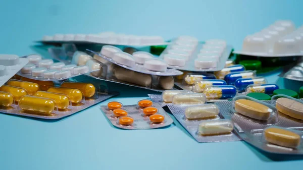 Pillen Tabletten Capsules Van Verschillende Vormen Kleuren Een Blauwe Achtergrond — Stockfoto
