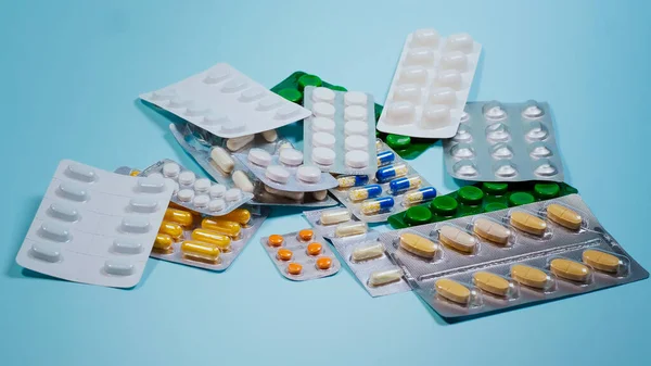 Close Van Blisterverpakking Pillen Tabletten Capsules Van Verschillende Vormen Kleuren — Stockfoto