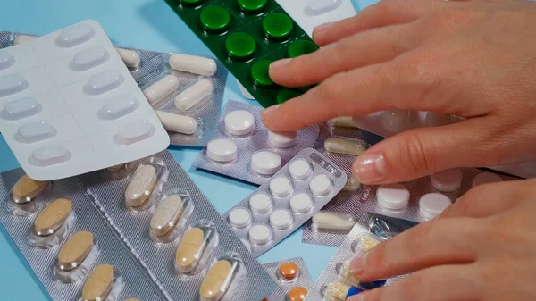 Kies Voor Pil Blister Farmaceutische Pillen Tabletten Capsules Blauwe Achtergrond — Stockfoto