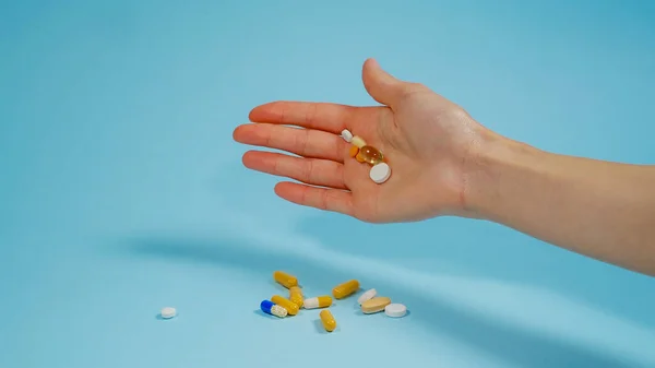 Mão Jogando Vários Comprimidos Medicina Desistindo Tratamento Com Pílulas Conceito Imagem De Stock