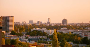Şehir merkezindeki şehir konutları gece geç saatlerde. Şehir siluetinde gün batımı. Renkli gün batımı.