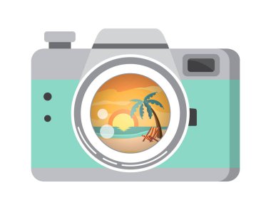 Plaj manzarasının mercekte yansıması olan bir fotoğraf makinesinin vektör illüstrasyonu. Plaj, palmiye ağacı, sandalye, deniz ve güneş merceğe yansıyor. Plaj tatili konsepti.