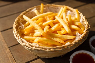 ketçap ve biber sosu ile patates kızartması.