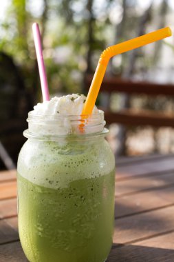 buzlu yeşil çay kahve dükkanında.