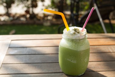 buzlu yeşil çay kahve dükkanında.