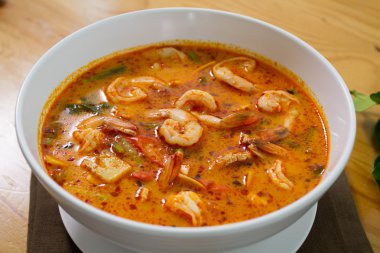 Tayland yemekleri sıcak ve baharatlı Tom Yum Goong.