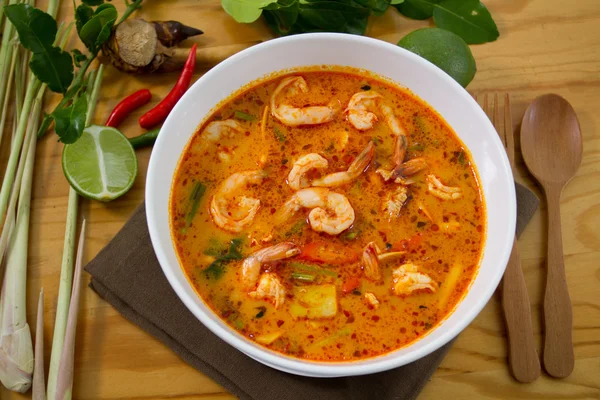Tayland yemekleri sıcak ve baharatlı Tom Yum Goong.