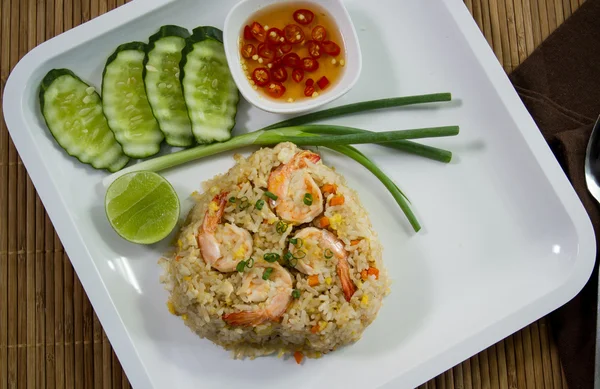 Krevety smažené rýže s okurkou. — Stock fotografie