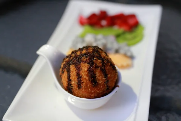 Sorvete frito com frutas . — Fotografia de Stock