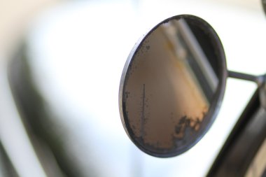 Eski bir araba cam önü