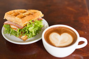 Waffle bacon ve marul ile doldurulmuş.