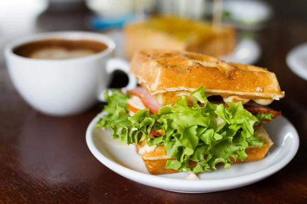 Waffle bacon ve marul ile doldurulmuş.