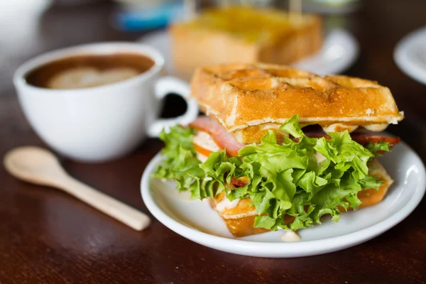 Waffle bacon ve marul ile doldurulmuş.