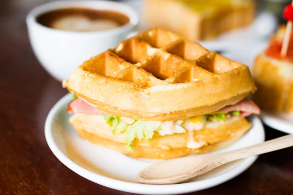 Waffle bacon ve Mısır ile doldurulmuş.