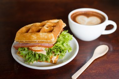 Waffle, pastırma doldurma