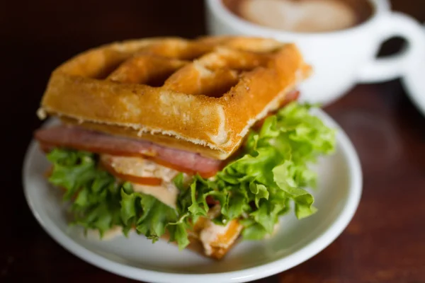 Waffle, pastırma doldurma