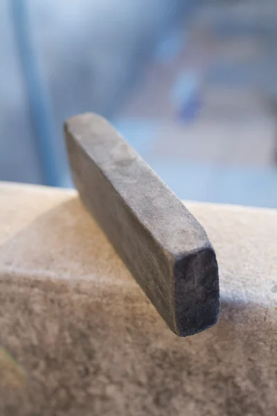 Pedra para uma faca de cozinha . — Fotografia de Stock