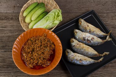 Biber yapıştır ile yeni kızarmış uskumru.