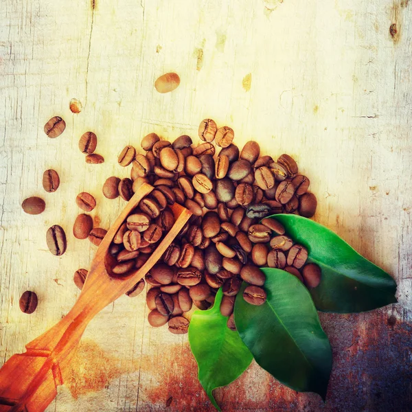 Кофе зерна на деревянном фоне — стоковое фото