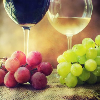 bardak şarap ve üzüm.