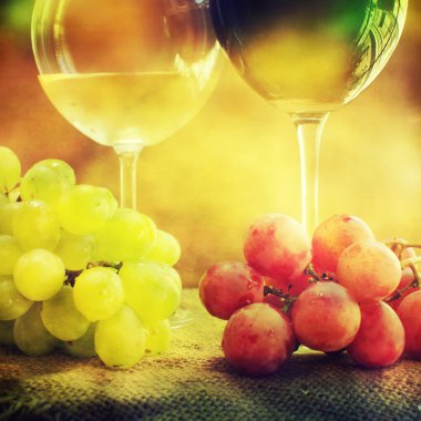 ahşap zemin üzerinde üzüm ve şarap