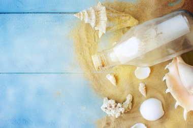 ahşap tahta üzerinde plaj aksesuarları