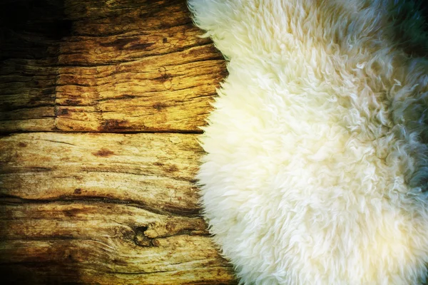 Wykładziny dekoracyjne futro na tle podłogi z drewna — Zdjęcie stockowe