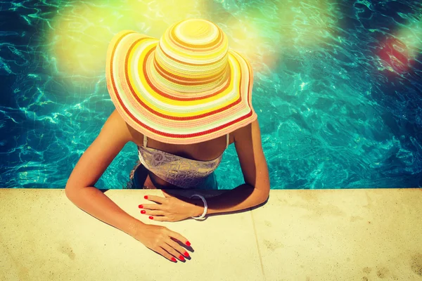 Piękna młoda kobieta relaksująca się w basenie — Zdjęcie stockowe