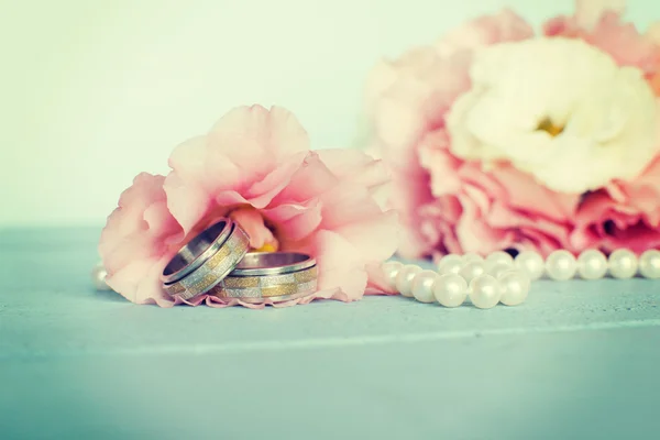 Anillos de boda y flores —  Fotos de Stock