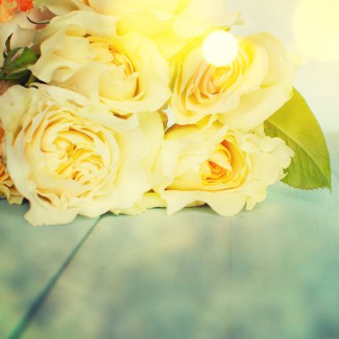 Ahşap üzerine taze gül çiçek