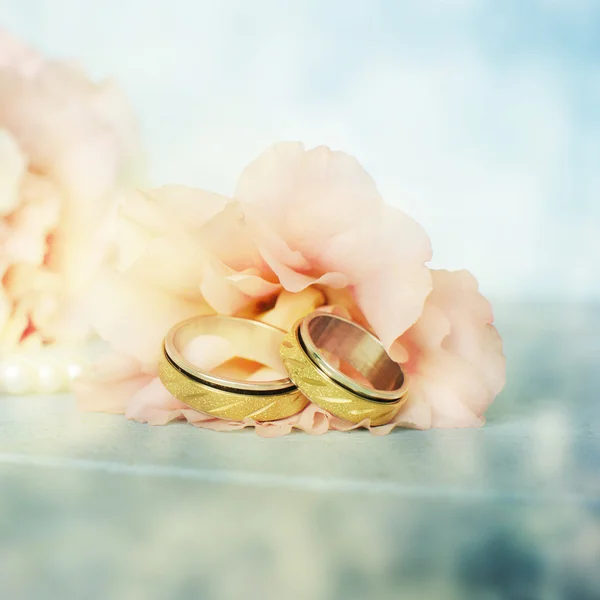 Wedding rings with flowers — Stock Photo, Image
