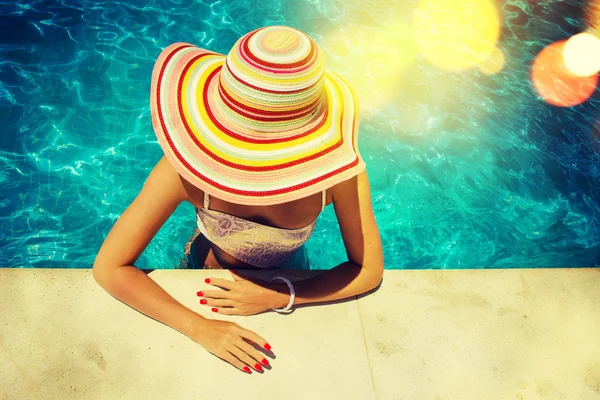 Piękna młoda kobieta relaksująca się w basenie — Zdjęcie stockowe
