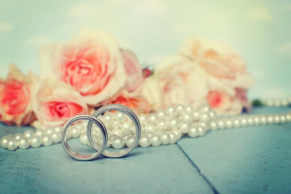 有花的结婚戒指 — 图库照片
