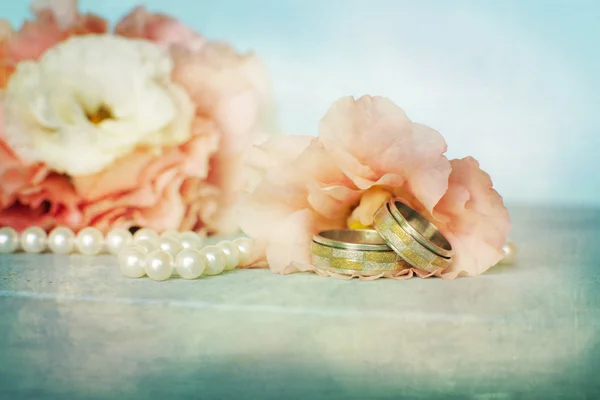 有花的结婚戒指 — 图库照片