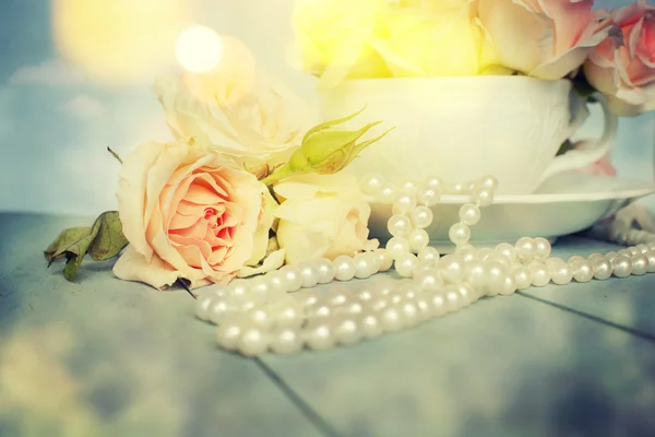 Fleurs de roses fraîches avec des perles — Photo