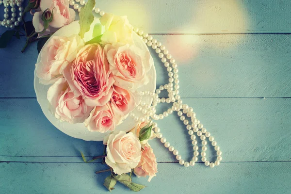 Flores de rosas frescas con perlas —  Fotos de Stock
