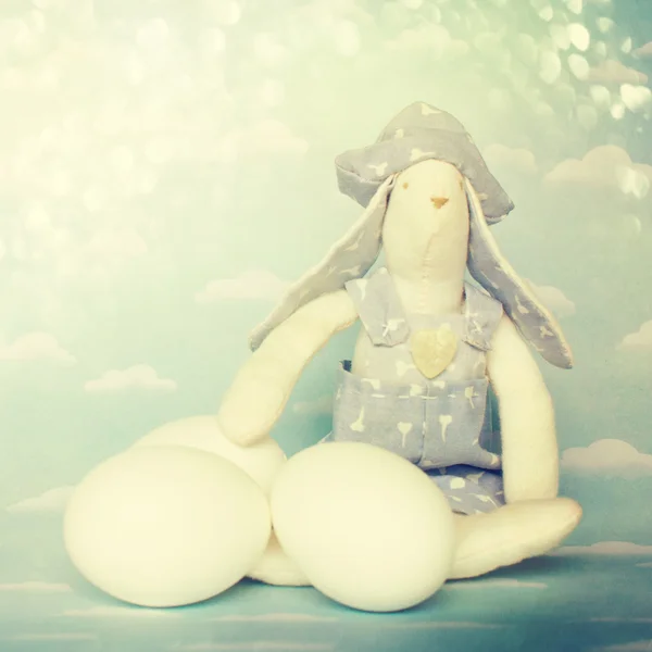 Uova di Pasqua con bambinaia giocattolo — Foto Stock