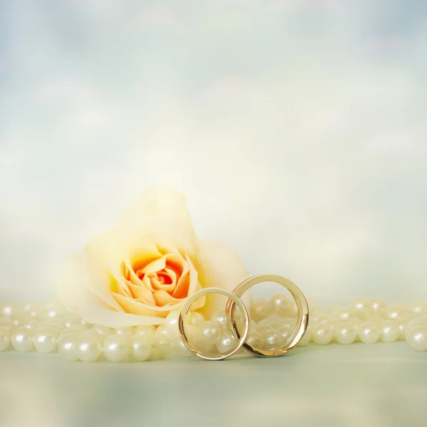 结婚戒指带珍珠 — 图库照片