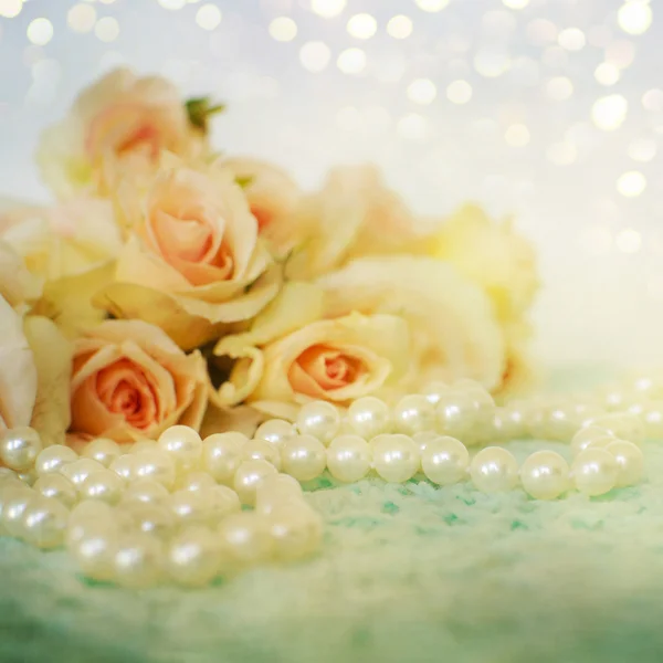 Fleurs de roses fraîches avec des perles — Photo