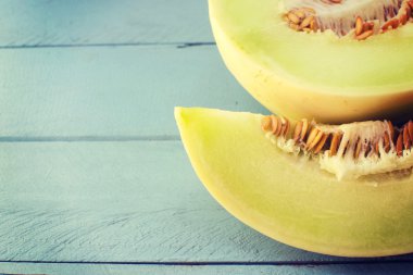 ahşap masa arka plan üzerinde sulu honeydew kavun.