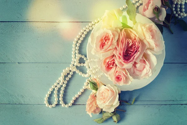 Flores de rosas frescas con perlas —  Fotos de Stock