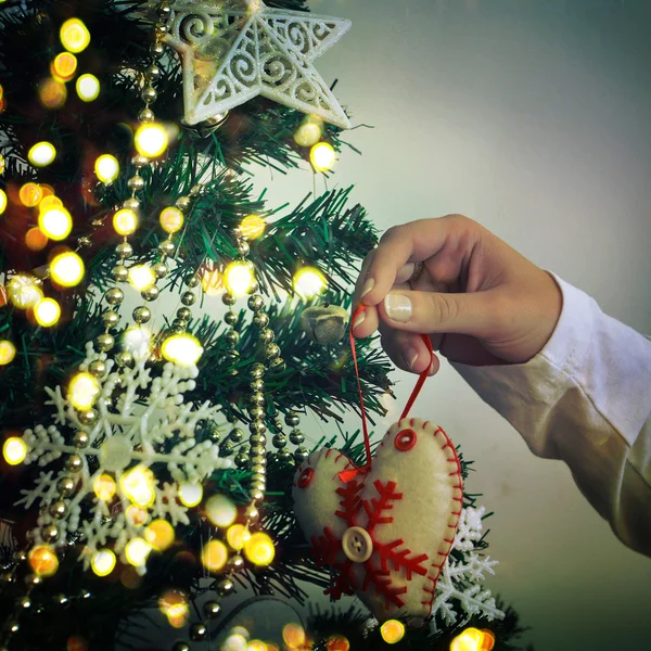 Decoración del árbol de Navidad sobre fondo brillante —  Fotos de Stock