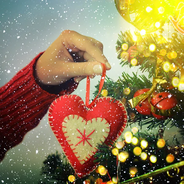 Parlak arkaplanda Noel ağacı süsleme