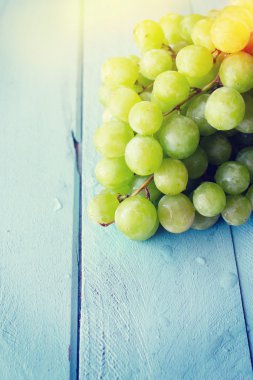 Bir demet yeşil üzüm.