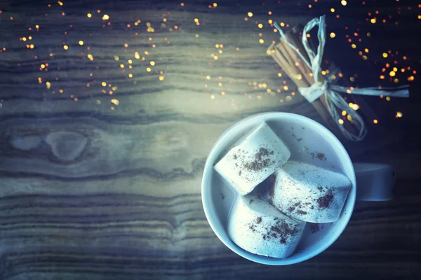 Χριστουγεννιάτικο φόντο με φλιτζάνι σοκολάτα — Φωτογραφία Αρχείου